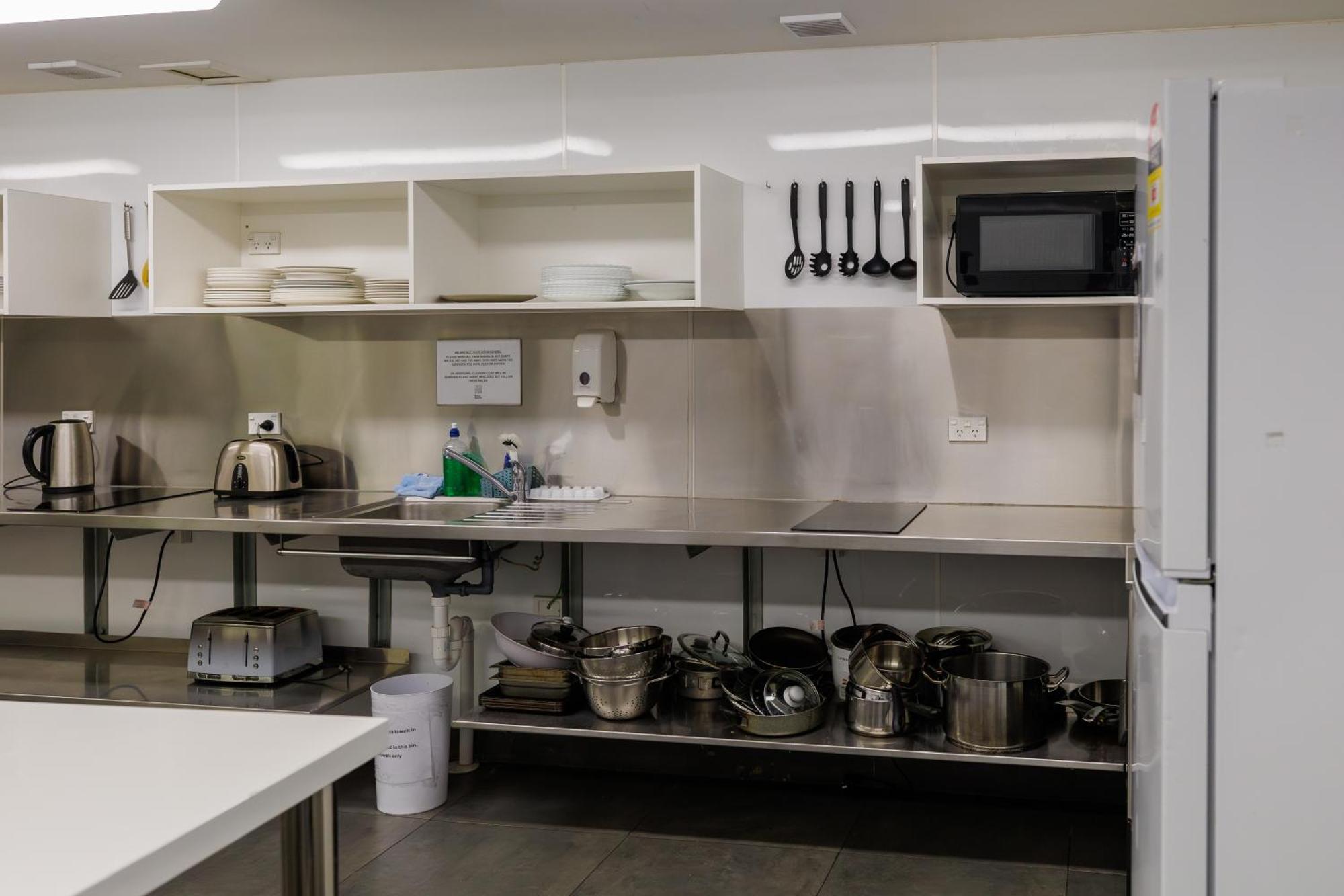 The Bealey Quarter Motel Christchurch Dış mekan fotoğraf A commercial kitchen