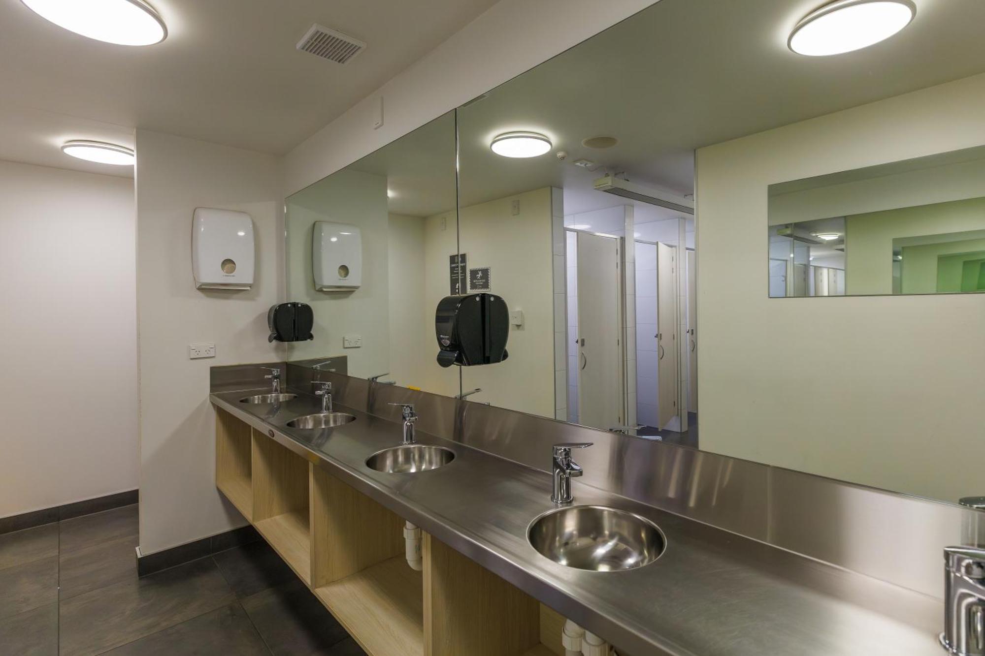 The Bealey Quarter Motel Christchurch Dış mekan fotoğraf A washroom at the University of Washington